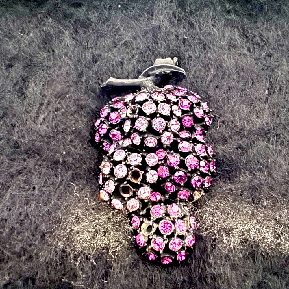 Cute vintage rhinestone pin, “grapes”